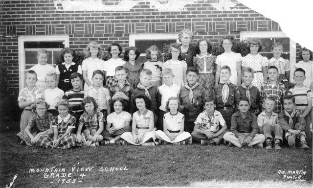 1953 - Mountain View Elementary - Fourth Grade.
Back row, left to right: Nancy Niles, Unknown, Judy Young, Judy Heberlein, Nancy Legge, Unknown, Unknown, Mrs. Florence Huffman, Evelyn Frazee, Carol Hutchings, Claudia Mitchell, Brenda Patten, Charlotte Je